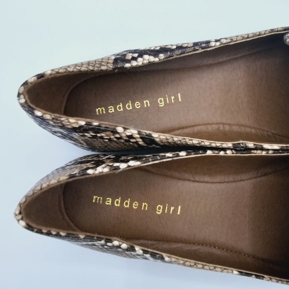 Madden Girl Henie Snake Print Pointed Toe Flats Loafers 6.5 NWOT - Picture 5 of 10